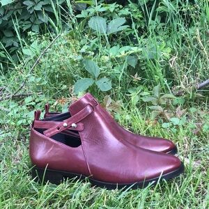 Elizabeth & James Side Cut Out Heeled Loafer Size 8